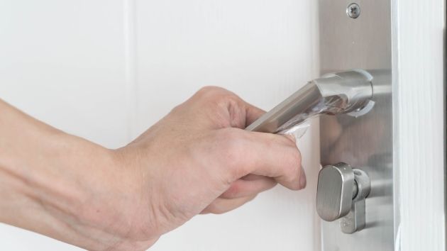 Jak wybrać klamkę do drzwi i prawidłowo ją zamontować