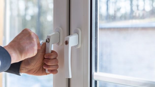 Zabezpieczenia okienne są niezwykle istotnym elementem każdego domu lub budynku, ponieważ okna stanowią potencjalne punkty wejścia dla niepożądanych gości.